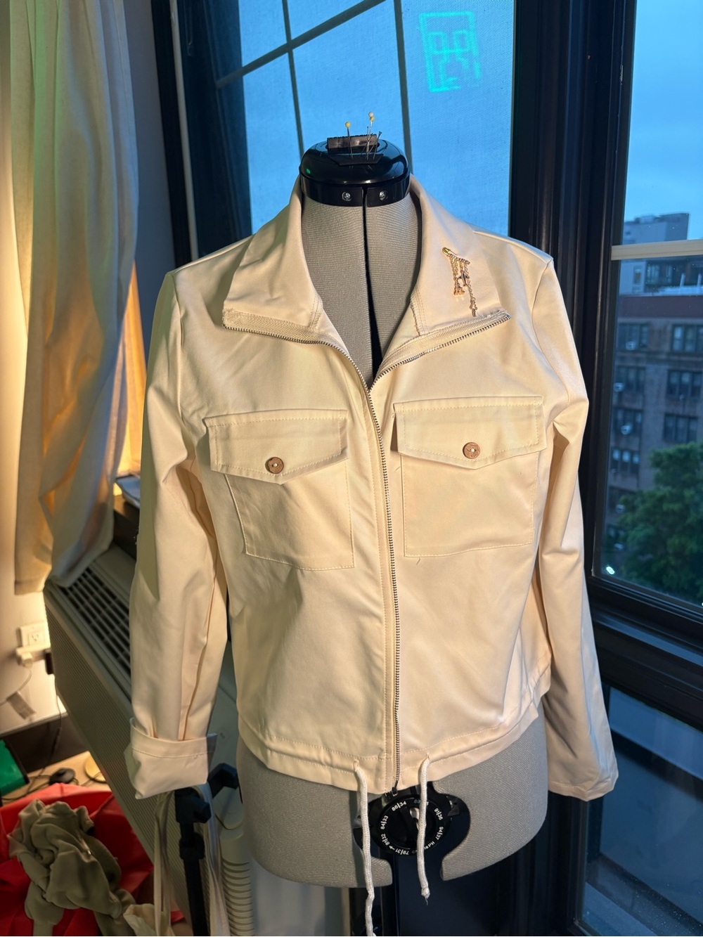Women’s Lightweight Zip-Front Jacket in Cream with gold charm - Picture 6 of 8